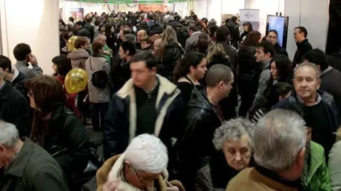 Centenars de persones van recorre el pavelló de la Fira de l&#39;Oli.