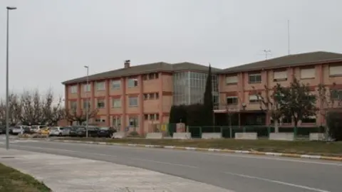 Tram de la Ronda Ponent davant de l&#39;Institut Terres de Ponent.