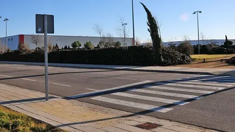 Imatge del mur que delimita la zona verda i que es vol retirar.