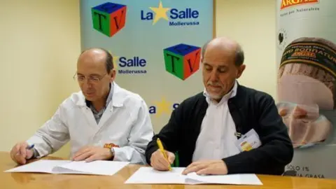 Ismael Montoro i Juan Luís Gomis signen el conveni amb Argal.