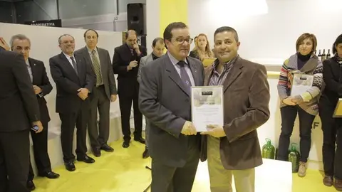 El president del Consell Comarcal Juli Muro lliura el premi a Agrolés - Actel.