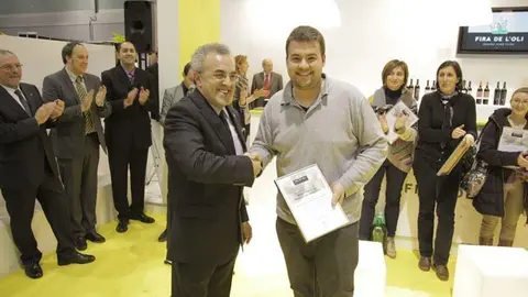 Enric Mir lliura el premi a Masia Tero, La Manreana i Miravall.