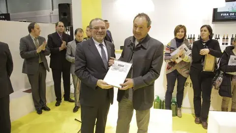 Joan Reñé lliura el premi a Arbequina i Secció de Crèdit.