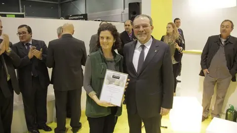 Joan Reñé lliura el premi al Molí dels Torms.