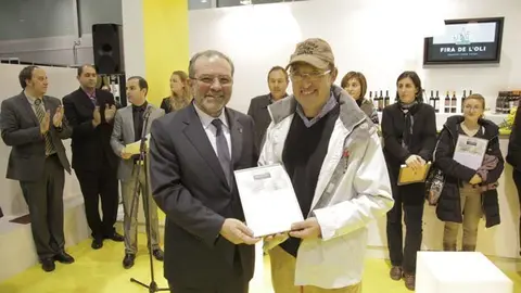 Joan Reñé lliura el premi al Molí Molí d&#39;Oli Gabriel Alsina i fills.