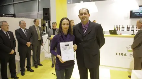 Jordi Ribalta lliura el premi a la millor iniciativa comercial a Lídia Cano.