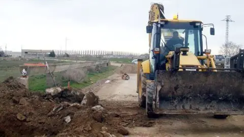 Inici de la reposició dels sistemes de reg al camí de Bellvís a Vilanova de la Barca.