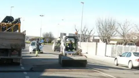 L'actuació s'ha iniciat davant del col·legi Pompeu Fabra.