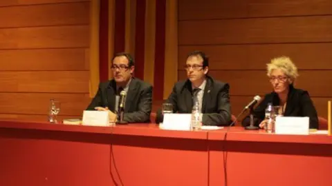 L&#39;alcalde Marc Solsona va presentar als autors del llibre.