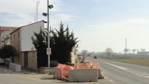El tram es troba pràcticament empegada a l'antiga carretera N-II.