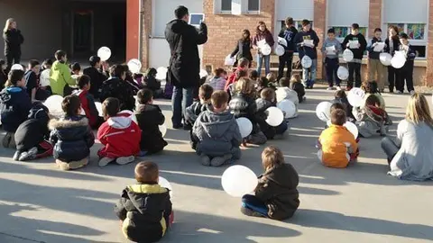 Els alumnes de Fondarella, van penjar, els globus, a la tanca del pati.