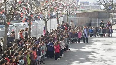 Els alumnes de l'escola Pompeu Fabra es van reunir sota els arbres.