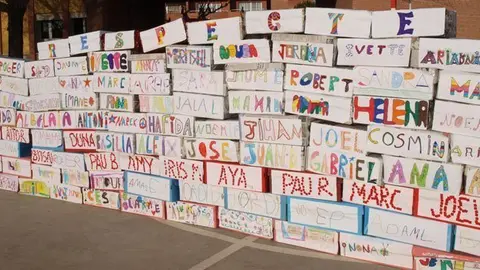 Els alumnes van alçar un mur que volia simbolitzar el seu compromís amb la Pau.