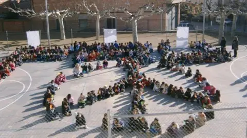 El Dia de la Pau al pati de l&#39;escola Manuel Ortiz de Juneda.