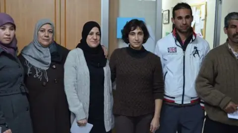 Els participants en les Aules d'Idiomes de Creu Roja reben el diploma.