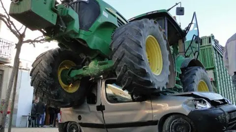 Imatges de com va quedar la furgoneta i el tractor amb la carreta.