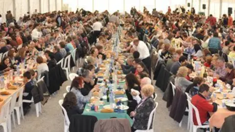 L'any 2011 les cassoles en van celebrar en una carpa.