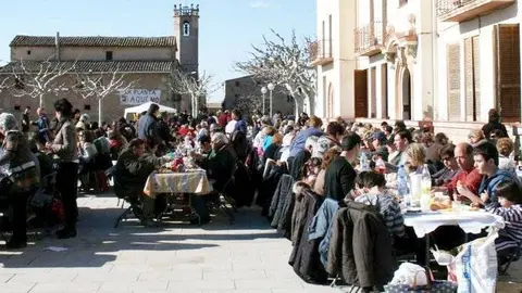 El Poal va fer front a les temperatures amb dinar a l'aire lliure.