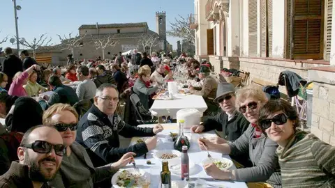 La plaça del Poal va cer l&#39;escenari del dinar popular, malgrat les baixes temperatures.