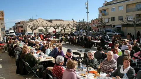 La plaça del Poal va cer l'escenari del dinar popular, malgrat les baixes temperatures.