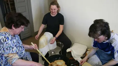 Els veïns i membres de l&#39;Ampa preparen les orelletes als Poal.