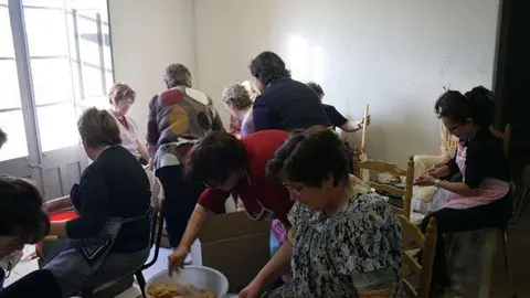 Els veïns i membres de l&#39;Ampa preparen les orelletes als Poal.