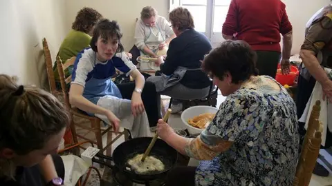Els veïns i membres de l&#39;Ampa preparen les orelletes als Poal.