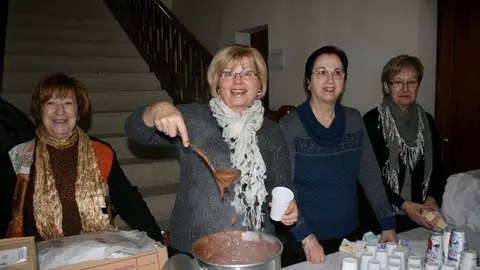 Els veïns i membres de l&#39;Ampa preparen les orelletes als Poal.