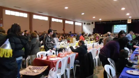 Centenars de persones van participar en les cassoles de Miralcamp.        