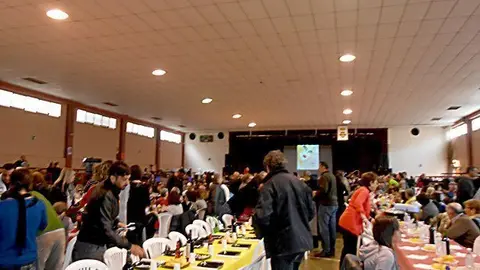   Centenars de persones van participar en les cassoles de Miralcamp.               