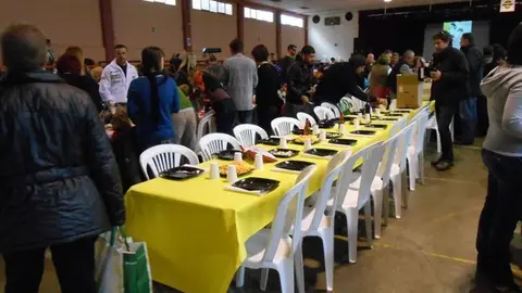 Centenars de persones van participar en les cassoles de Miralcamp.                