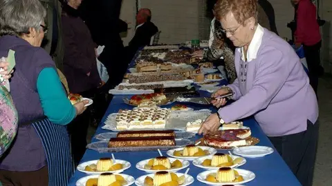 Les membres de Mans Unides de Vila-sana preparen els postres.