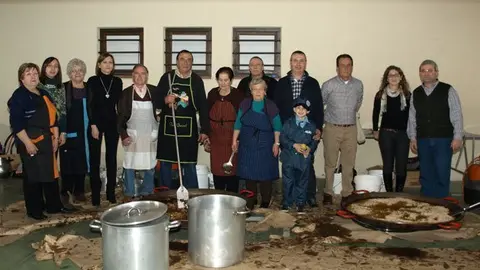 L&#39;alcalde Joan Ramon Sangrà amb els cuiners de la xulla del dinar.