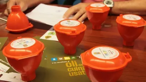 Els embuts que va distribuir el consistori per reciclar l'oli e cuina.