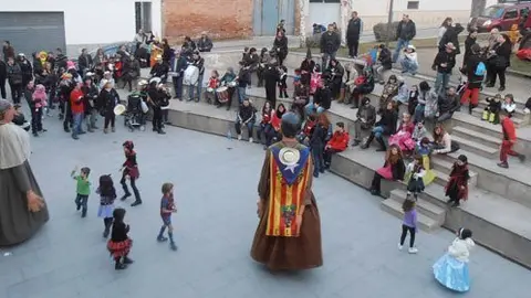 Els veïns de Fondarella van participar en la cercavila amb els gegants de Bellvís.