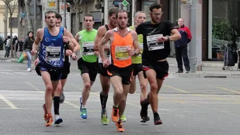Ricard Pastó amb el grup d&#39;atletes de la capçalera de la cursa.