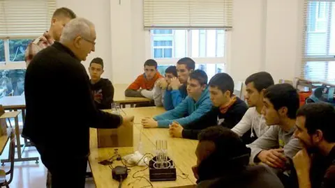 Aleix Vilalta amb els alumnes que treballen en el projecte.