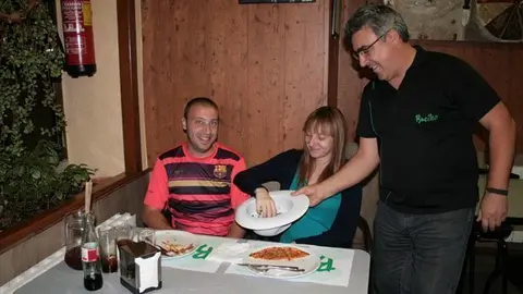 Jordi Vidal fa participar als clients en les promocions de la pizzeria Breiko.