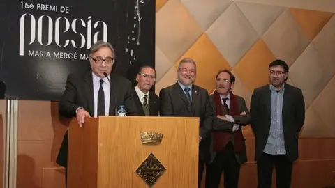 El guanyador del Premi Eduard Sanhauja amb els membres del jurat.