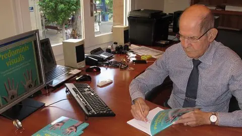 Manuel Roure treballant al seu estudi, amb la publicació Predominis visuals.