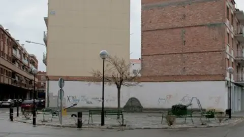 Plaça d'Àngel Bonvehí, entre l’avinguda del Canal i el passeig Beethoven.