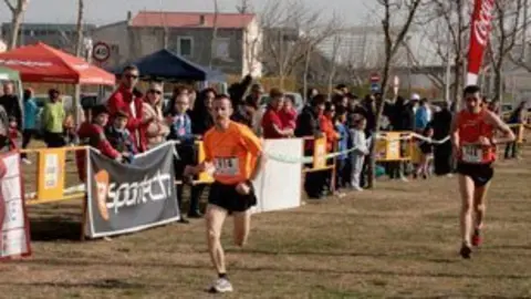 Alexandre Tàssies en el moment de creuar la meta.