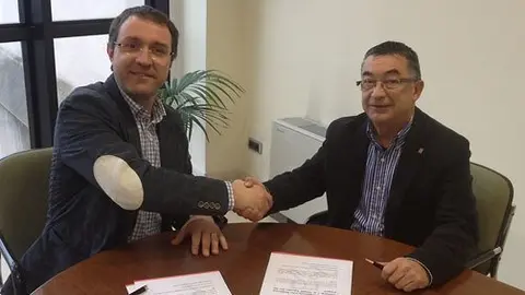 Àlex Català i Ramon Parramón van signar el conveni de col·laboració.