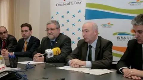 El president Francesc Fabregat amb els representants de l&#39;Obra Social la Caixa.
