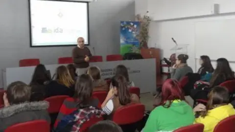 L'alcalde de Bell-lloc Ramon Cónsola va donar la benvinguda als estudiants.
