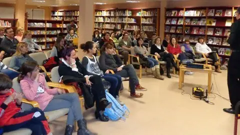 Una seixantena de persones van participar en la xerrada de David Jorba. 						