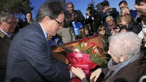Mas lliura un ram a Andrea Cots, de 104 anys, que va participar en la primera plantada.