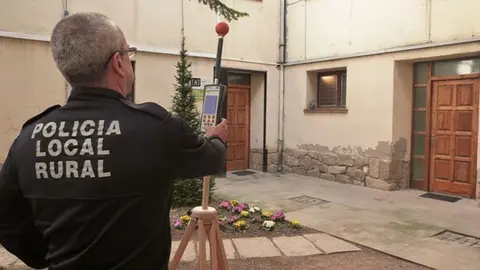 Un agent de la Policia mesura els nivells de sorolls.
