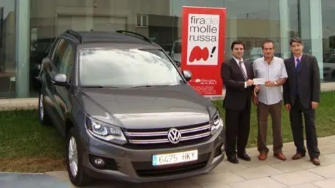 El director de Fira de Mollerussa Poldo Segarra, i Francesc Pua lliuren el premi.                                     