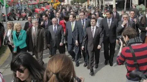 El conseller amb va recorre el recinte firal amb les autoritats.